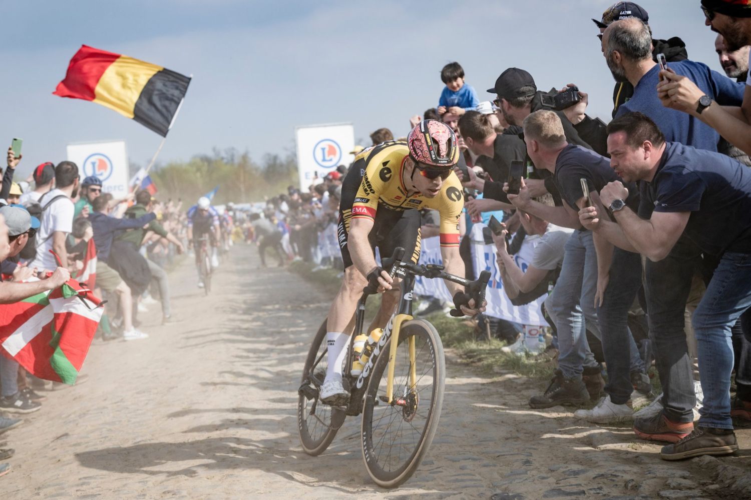 Favorieten Parijs Roubaix 2024 geen Wout van Aert val sleutelbeen Wout van Aert Dwars door Vlaanderen 2024